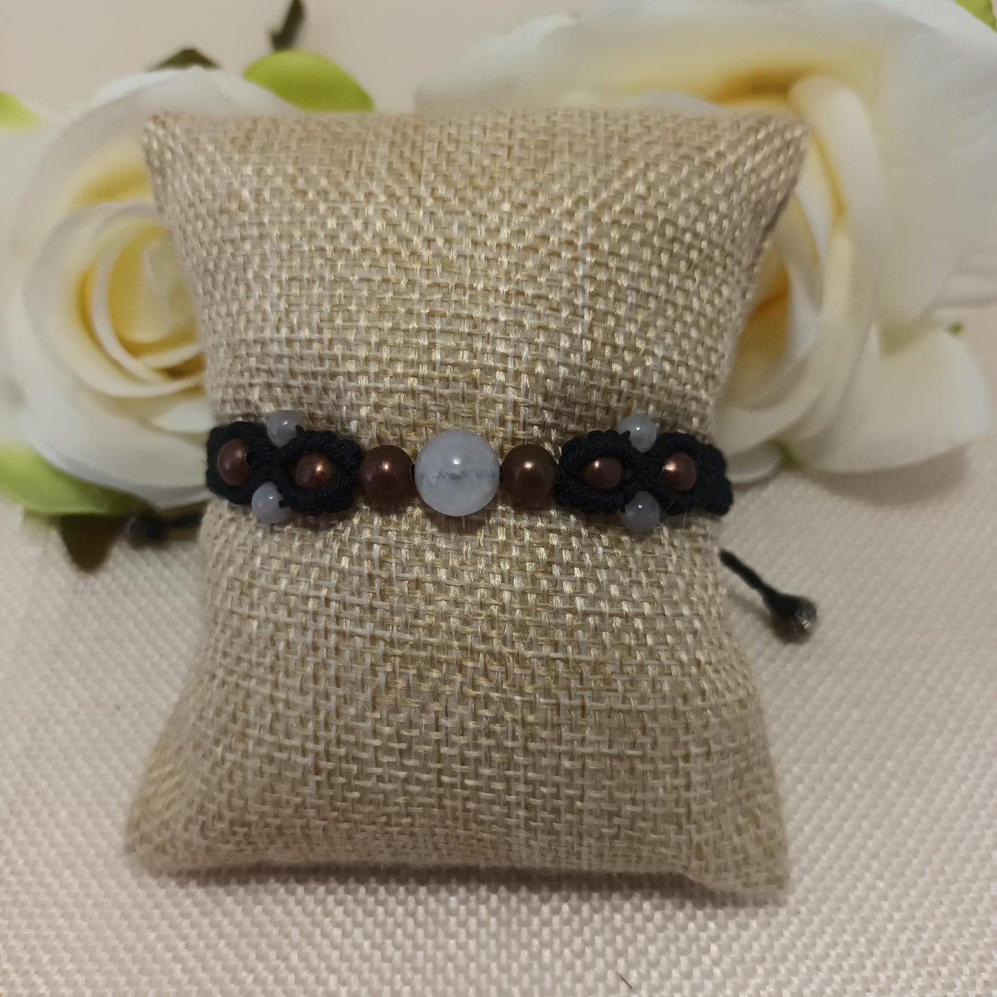 Bracelet quartz rose et laiton - micro-macramé - réglable