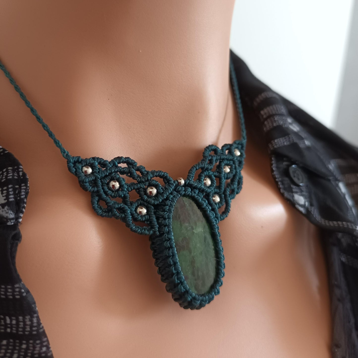 Collier zoïsite rubis – pierre 3,4 × 1,8 cm – perles acier inox -  micro‑macramé– réglable