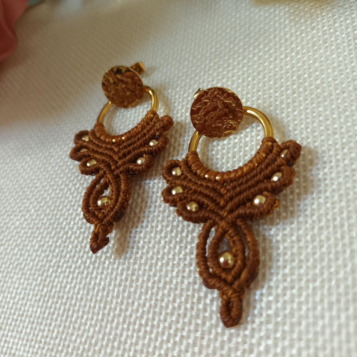 Boucles d’oreilles micro‑macramé - acier inox or - 6 × 3,2 cm