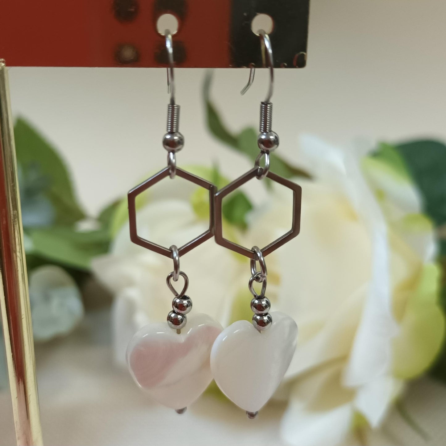 Boucles d’oreilles pendantes cœur nacre et acier inox - 5,8 × 1,5 cm