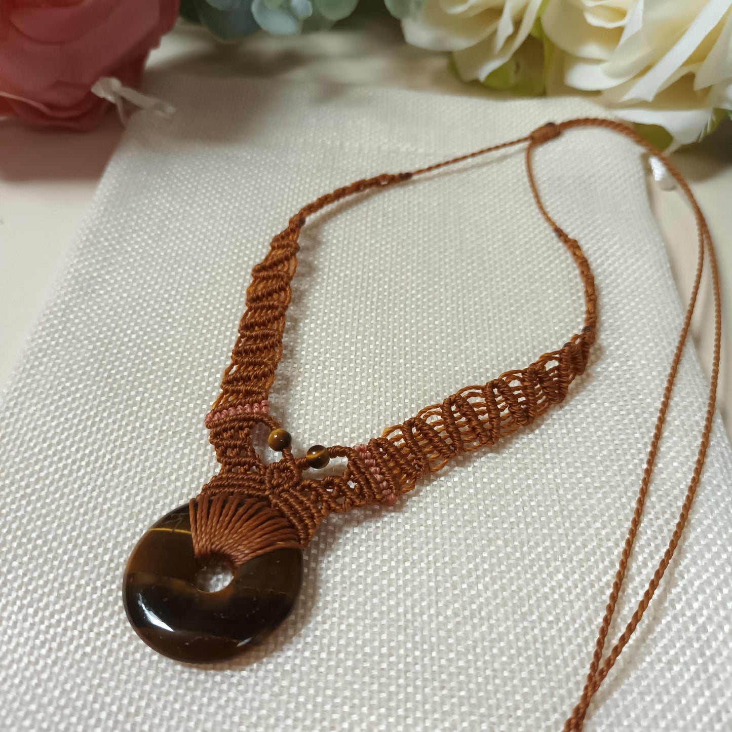 Collier donut œil de tigre 3 cm – micro‑macramé – réglable
