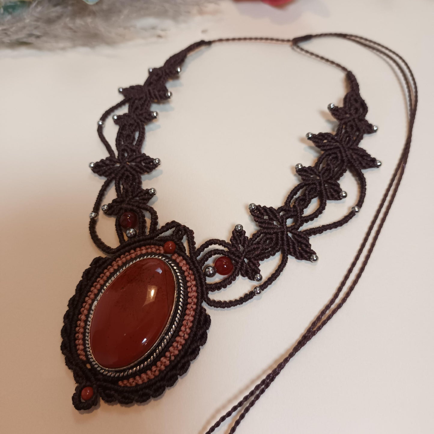 Collier micro‑macramé jaspe rouge et cornaline – pierre 3,7 × 2,3 cm