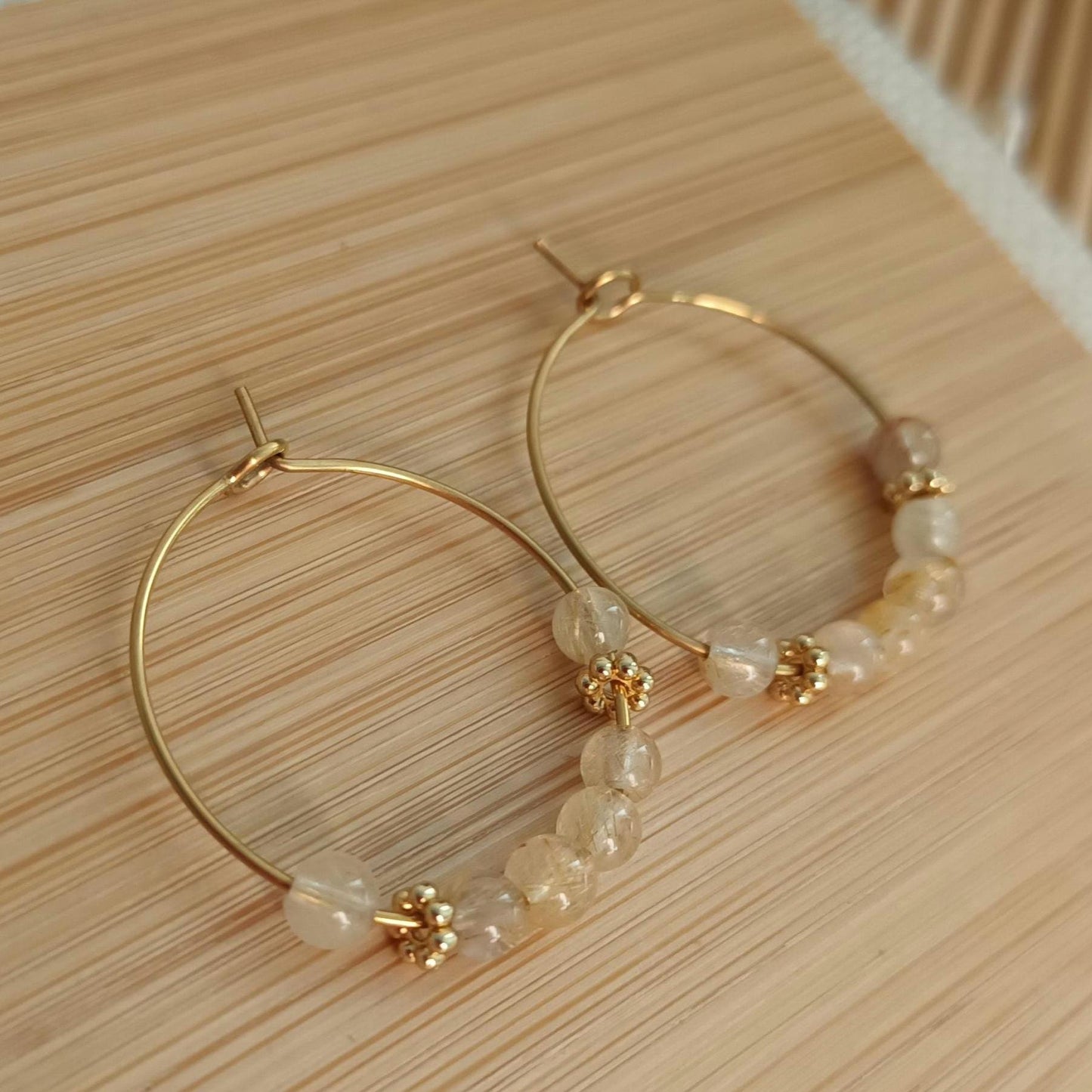 Boucles d’oreilles anneaux or – cristal de roche rutile 4 mm – acier inoxydable