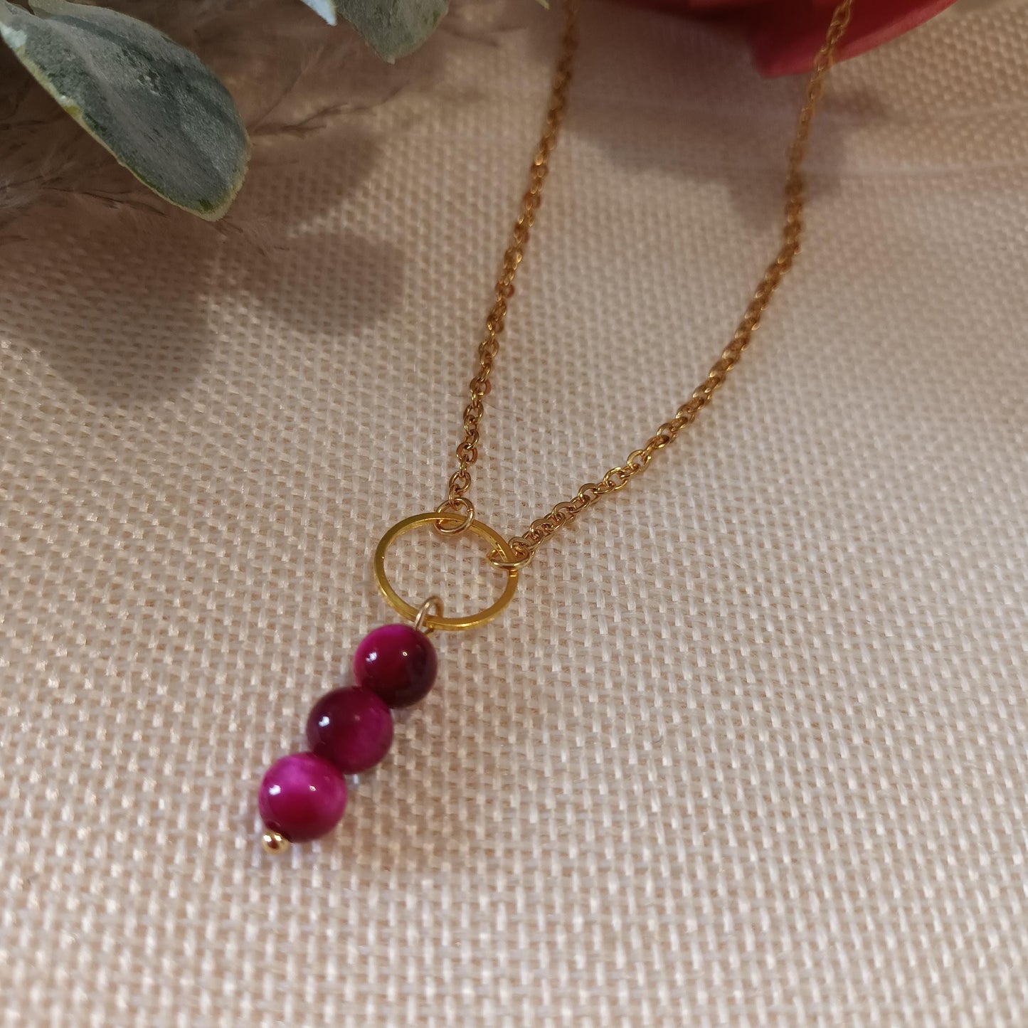 Collier œil de tigre rose – cercle inox doré – pierre 3,4 × 1,2 cm