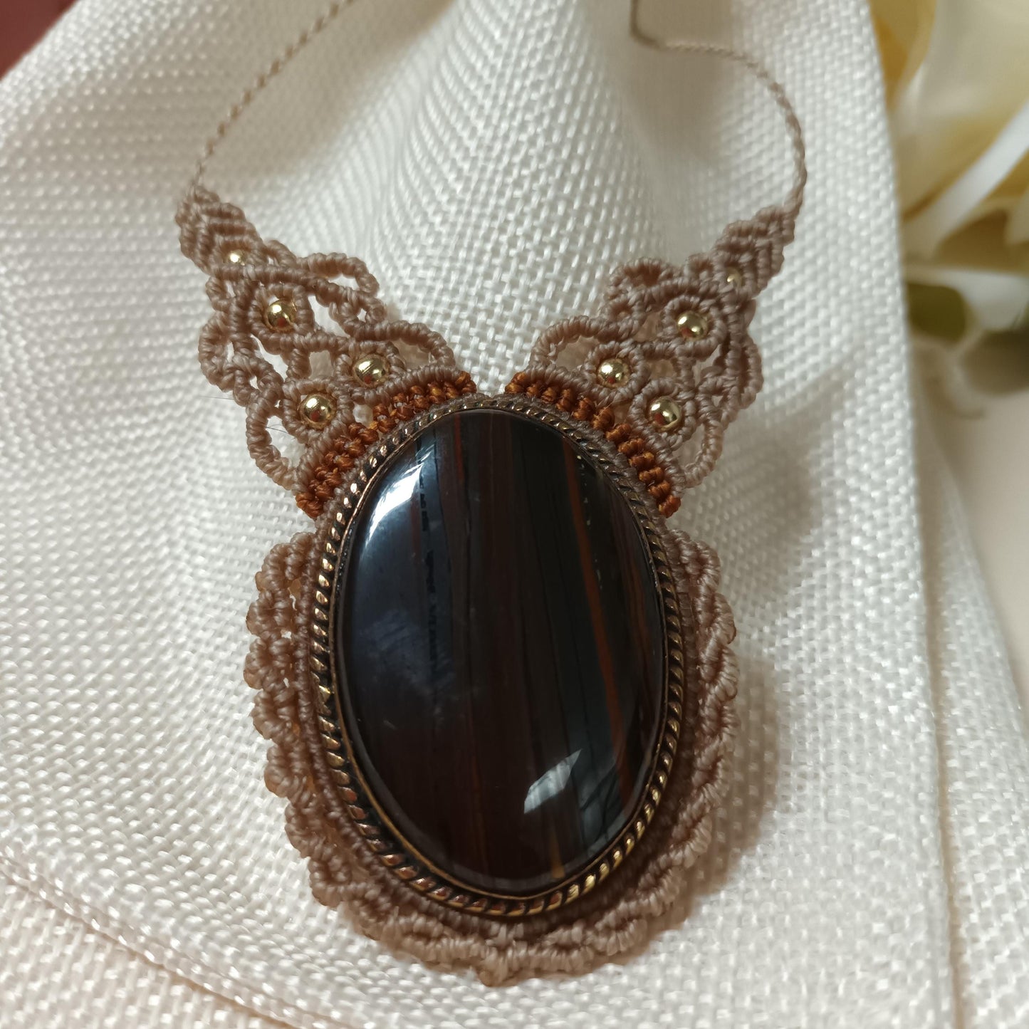 Collier œil de fer - 4,3 × 2,8 cm -  micro‑macramé - réglable