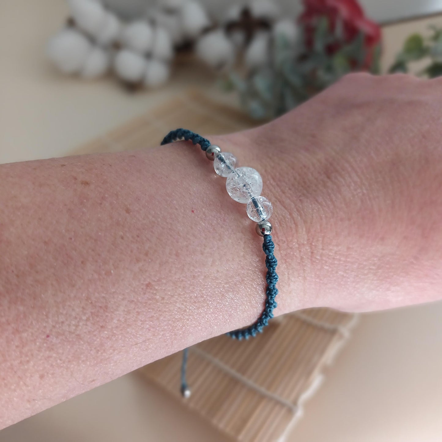 Bracelet micro‑macramé cristal de roche – perles 8 mm et 6 mm – ajustable