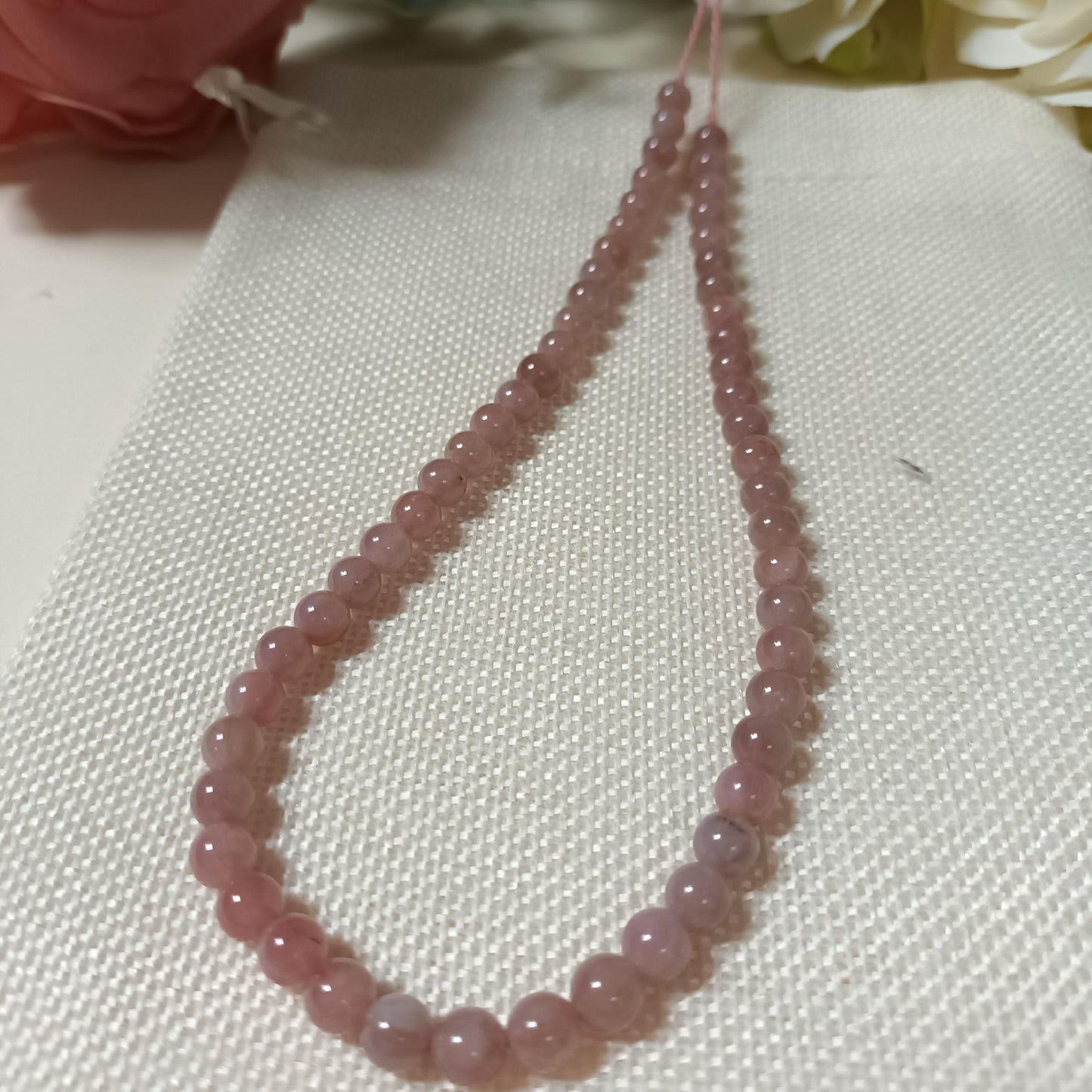 Collier quartz rose Madagascar – perles 6 mm – lien macramé réglable
