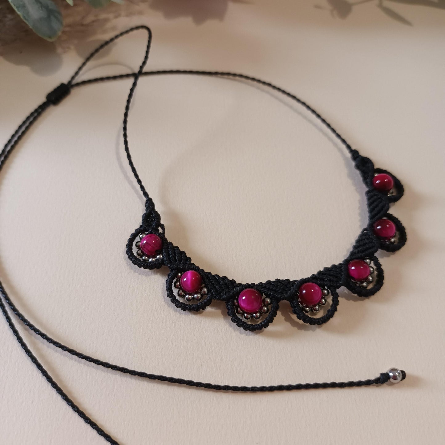 Collier œil de tigre teinté 6 mm – perles acier inox –  micro‑macramé -réglable
