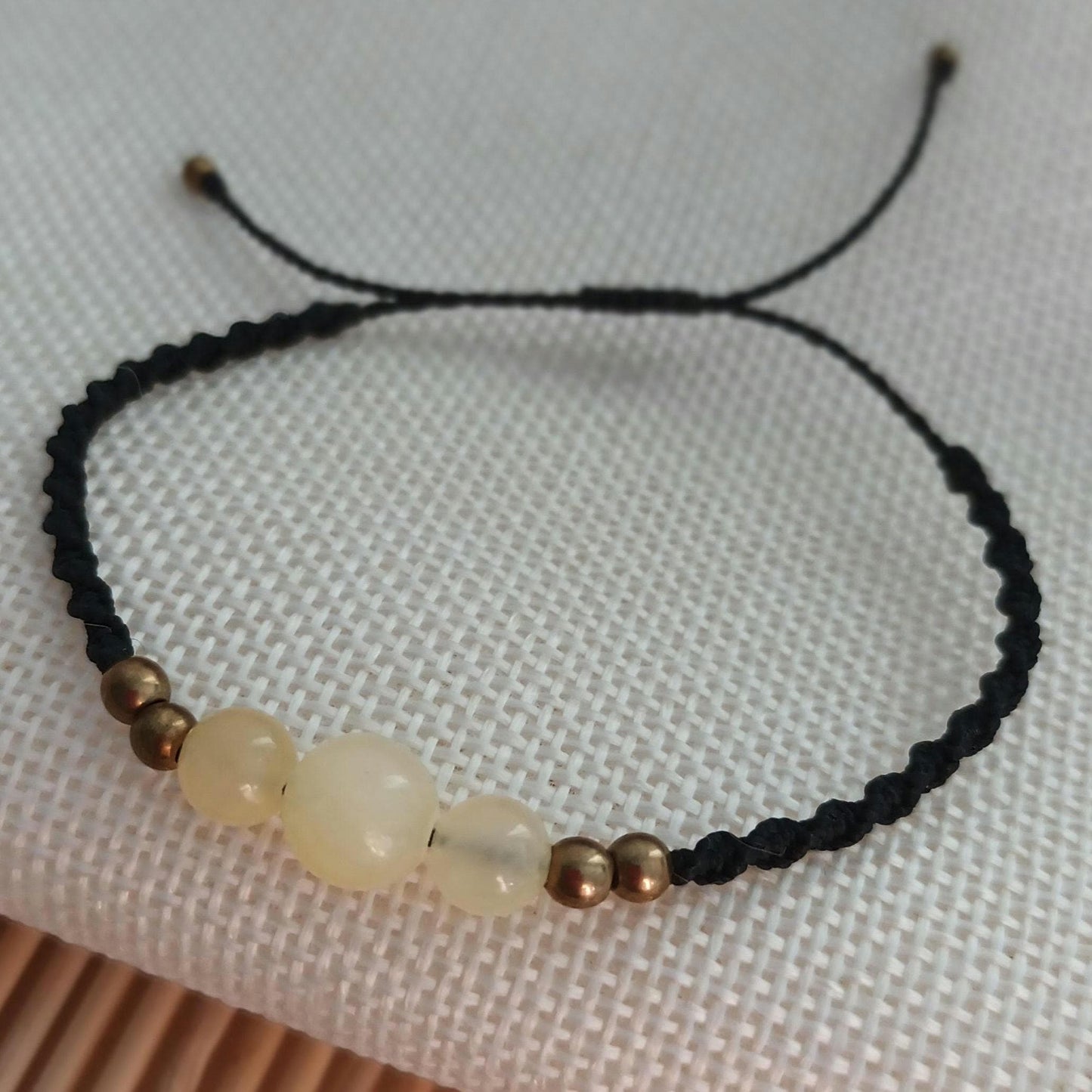 Bracelet micro‑macramé calcite jaune – perles 8 mm et 6 mm – ajustable