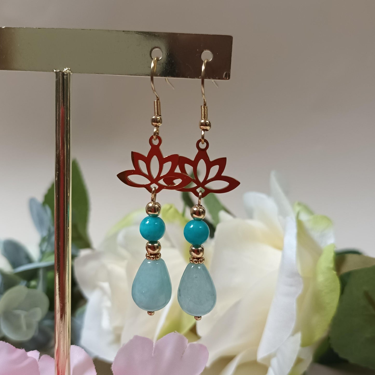 Boucles d’oreilles amazonite – lotus acier inox or – 6,6 × 1 cm – fait main