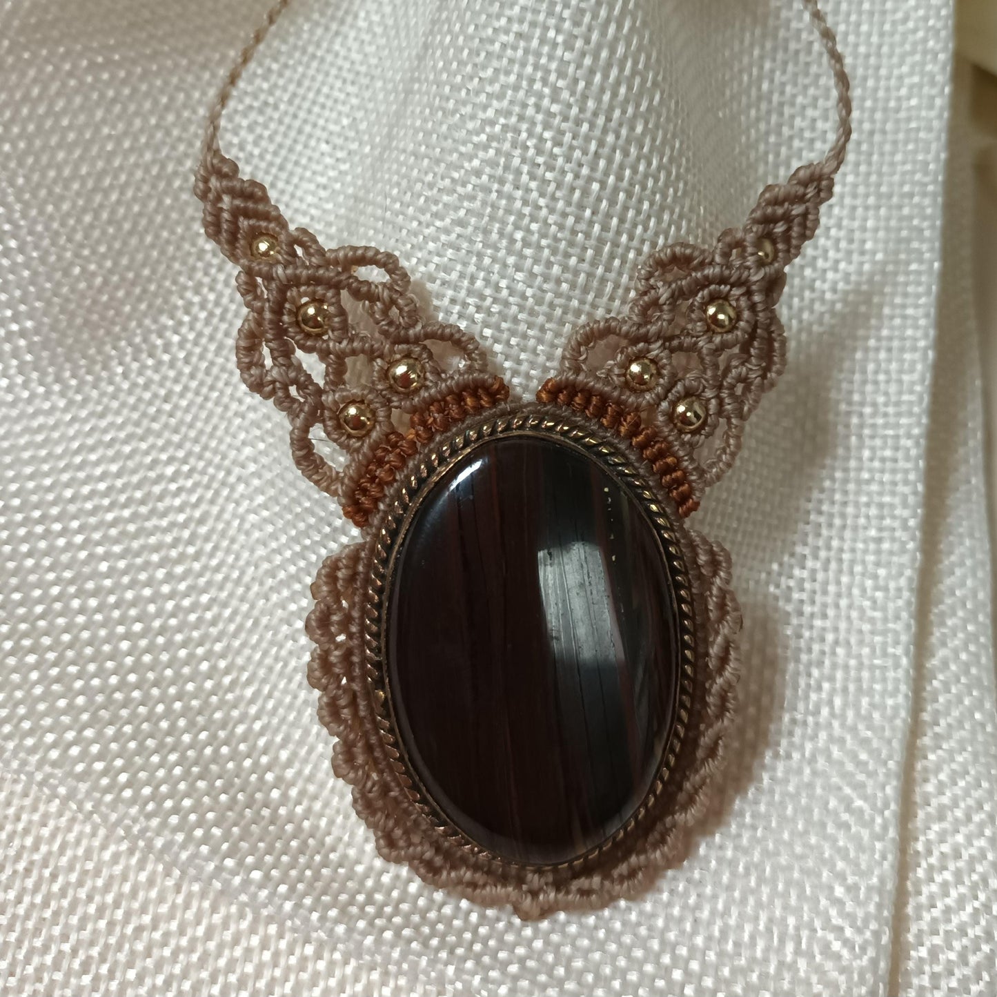 Collier œil de fer - 4,3 × 2,8 cm -  micro‑macramé - réglable