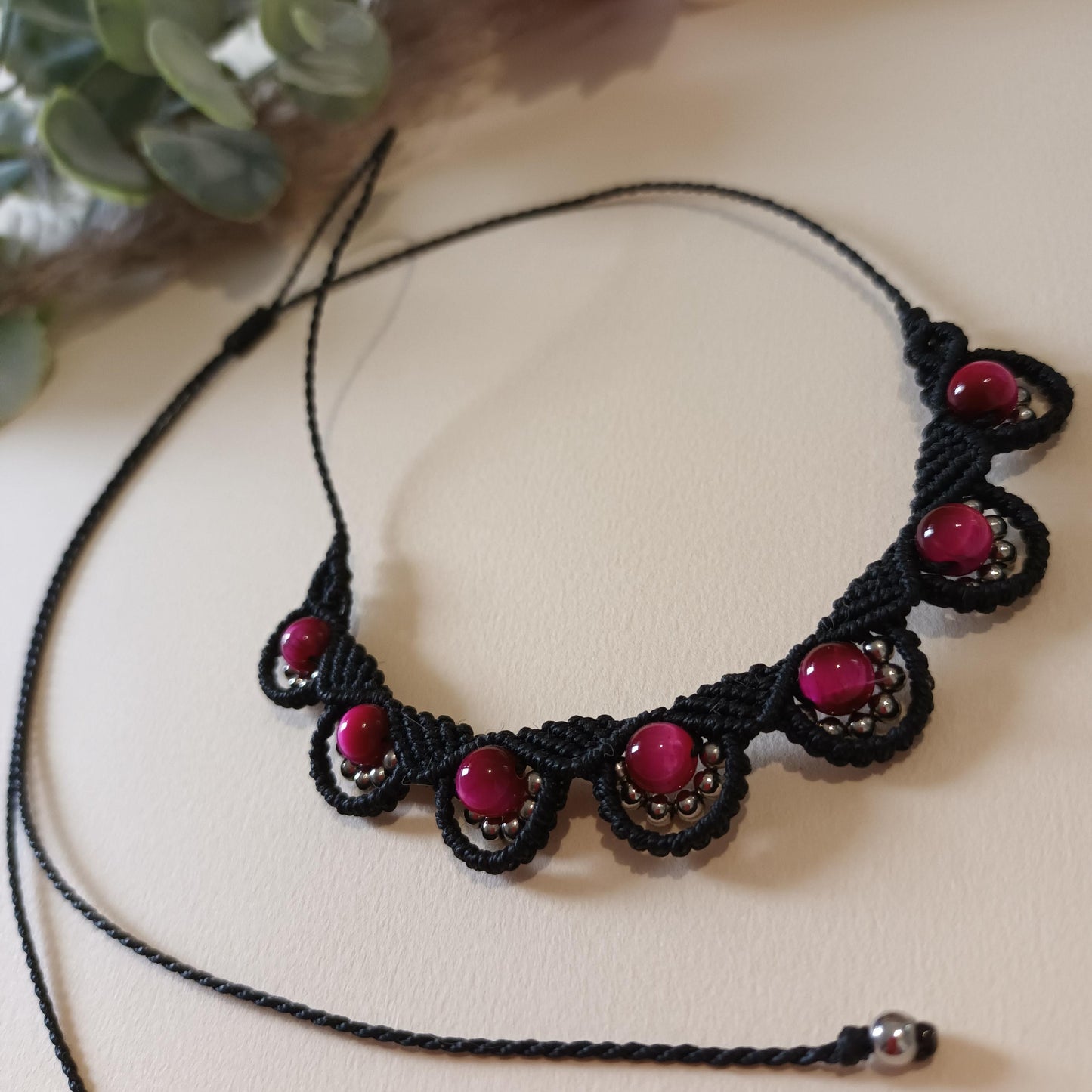 Collier œil de tigre teinté 6 mm – perles acier inox –  micro‑macramé -réglable