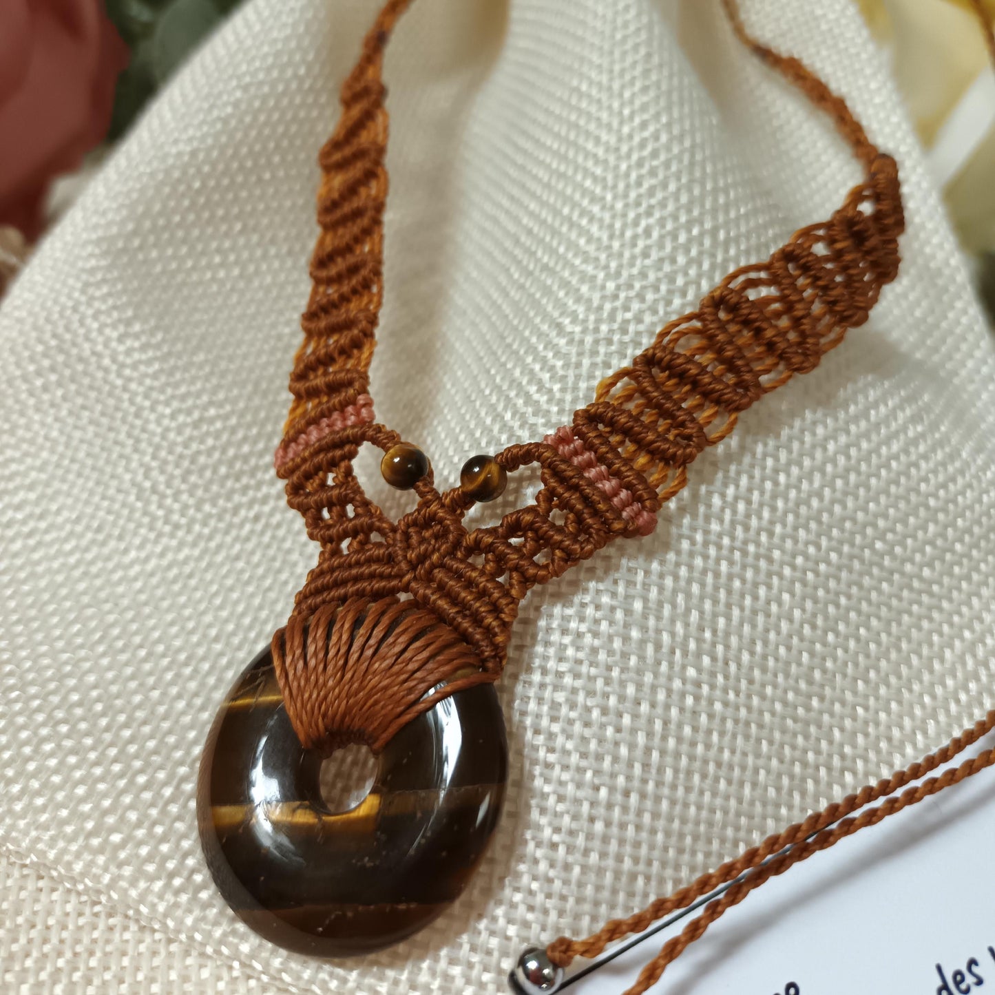 Collier donut œil de tigre 3 cm – micro‑macramé – réglable