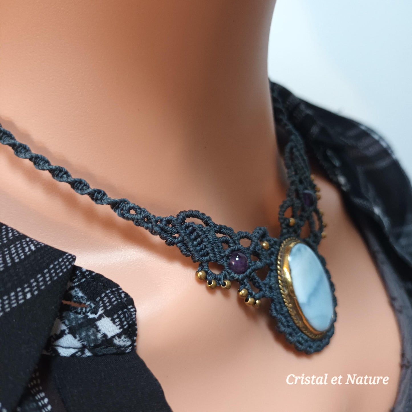 Collier micro‑macramé opale bleue et améthyste – réglable