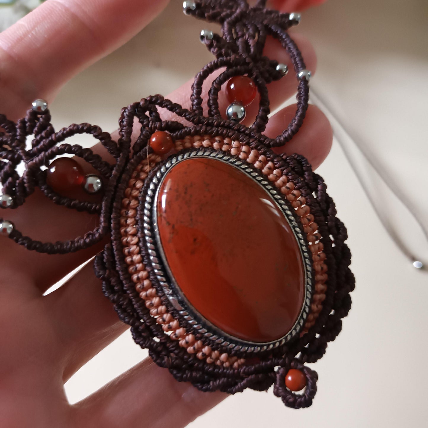 Collier micro‑macramé jaspe rouge et cornaline – pierre 3,7 × 2,3 cm