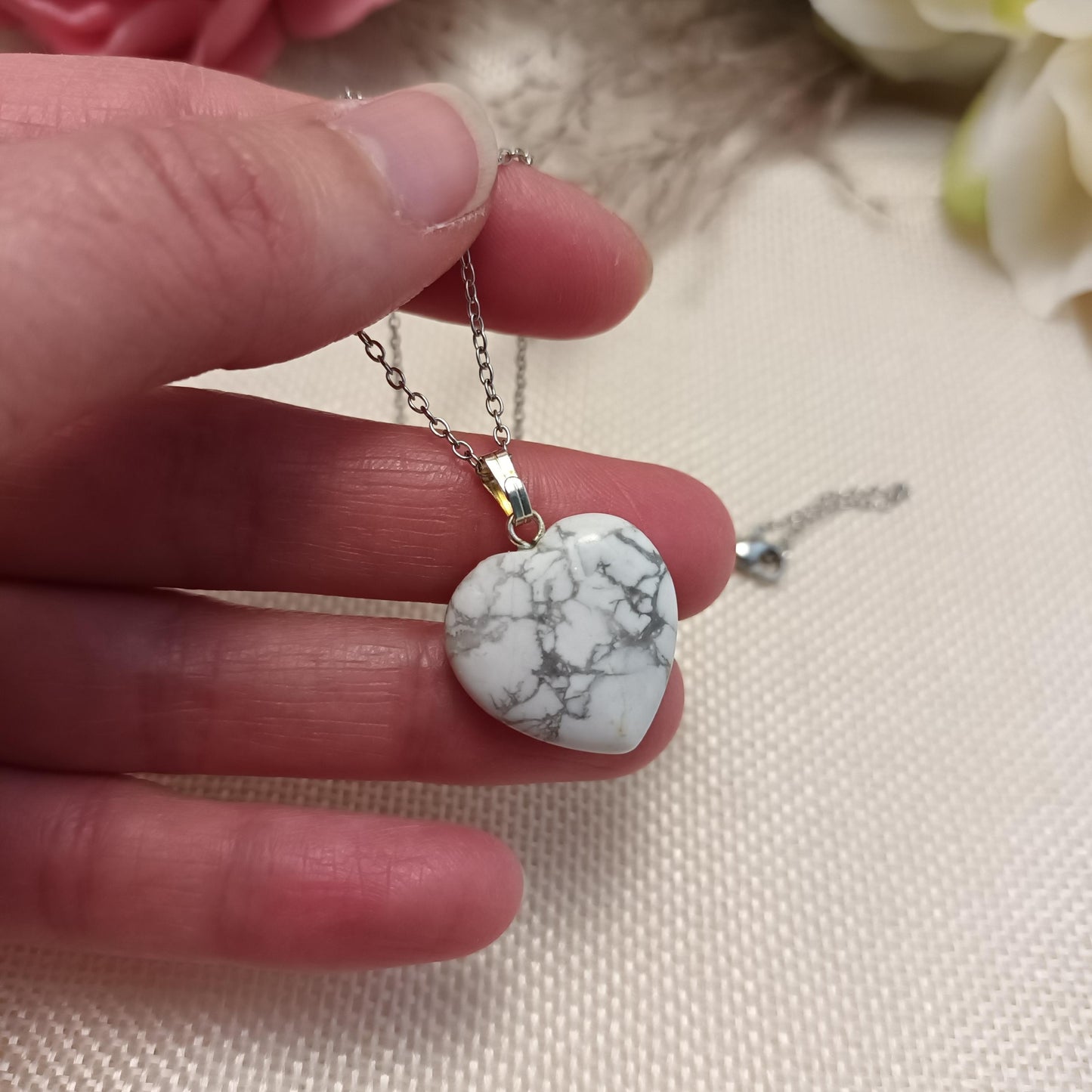 Pendentif cœur howlite 2,2 × 2 cm - chaîne acier inox argent