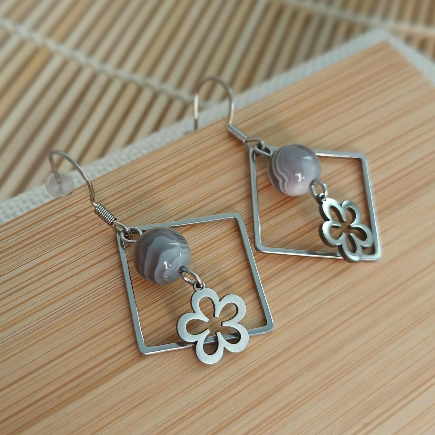 Boucles d’oreilles agate Botswana – acier inox argenté – 4,3 × 2,7 cm