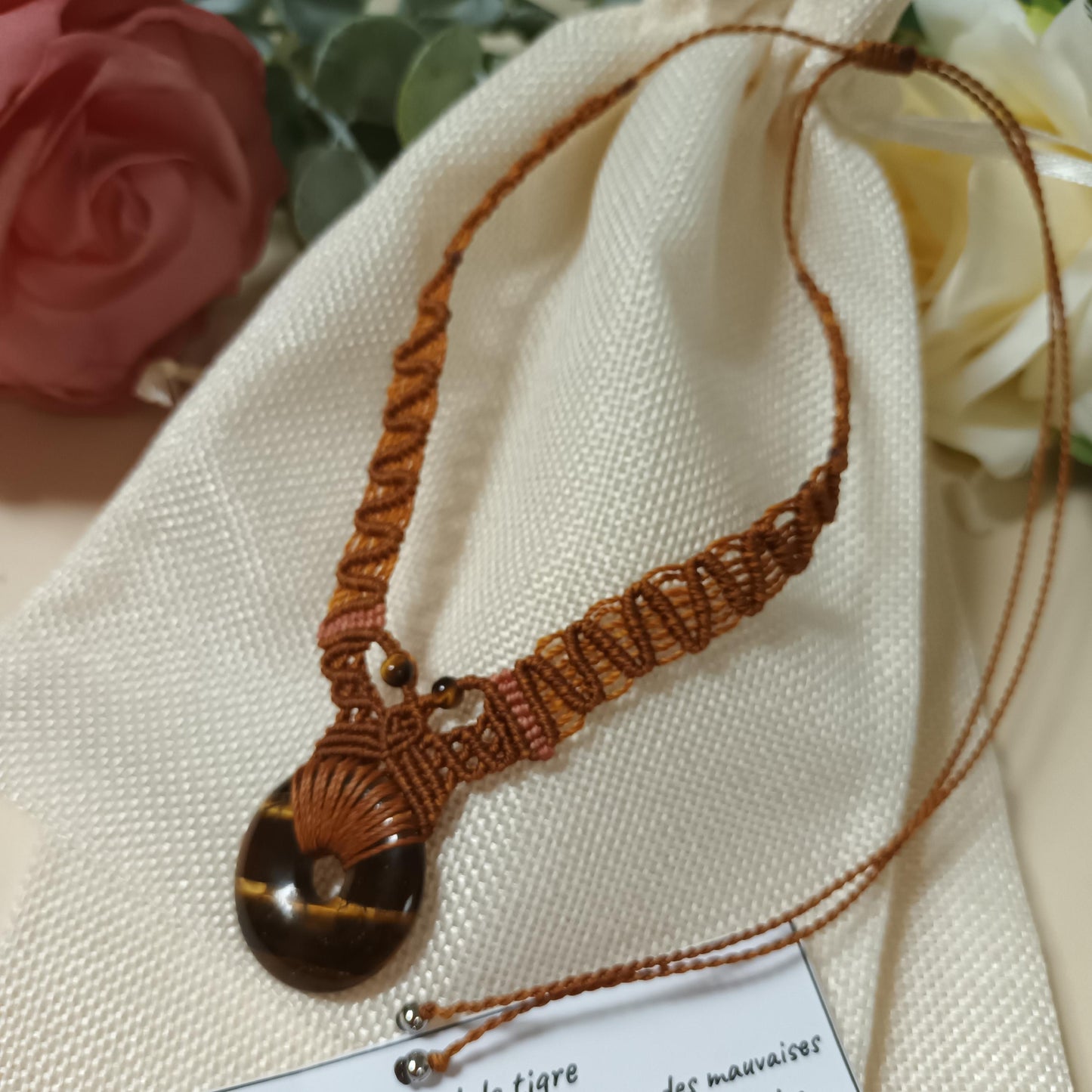 Collier donut œil de tigre 3 cm – micro‑macramé – réglable