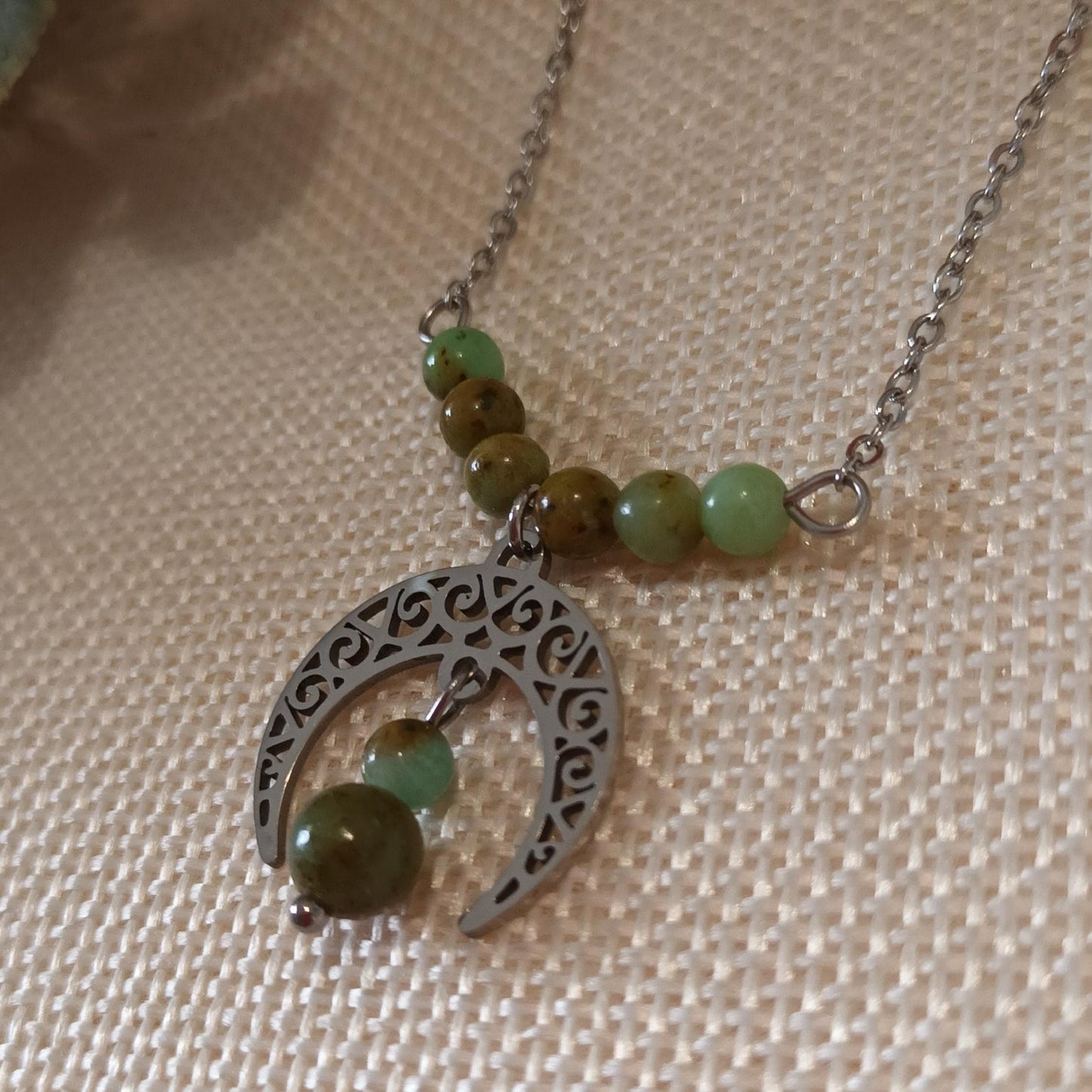 Collier turquoise de Mongolie – corne tribale argent 3,5 × 3,2 cm – perles 4 & 6 mm – acier inox