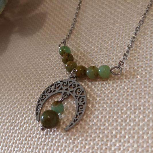 Collier turquoise de Mongolie – corne tribale 3,5 × 3,2 cm – perles 4 & 6 mm – acier inox argent