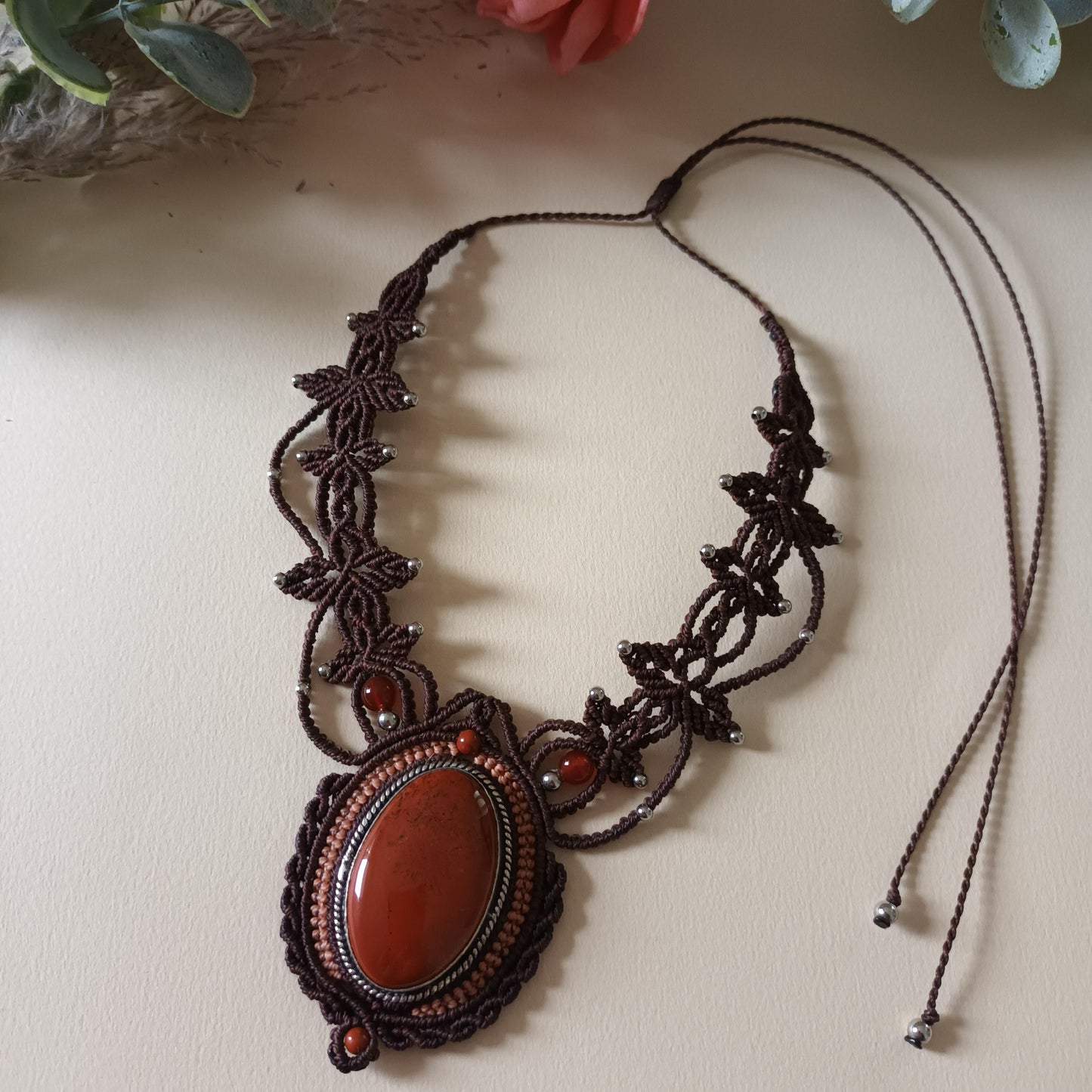 Collier micro‑macramé jaspe rouge et cornaline – pierre 3,7 × 2,3 cm