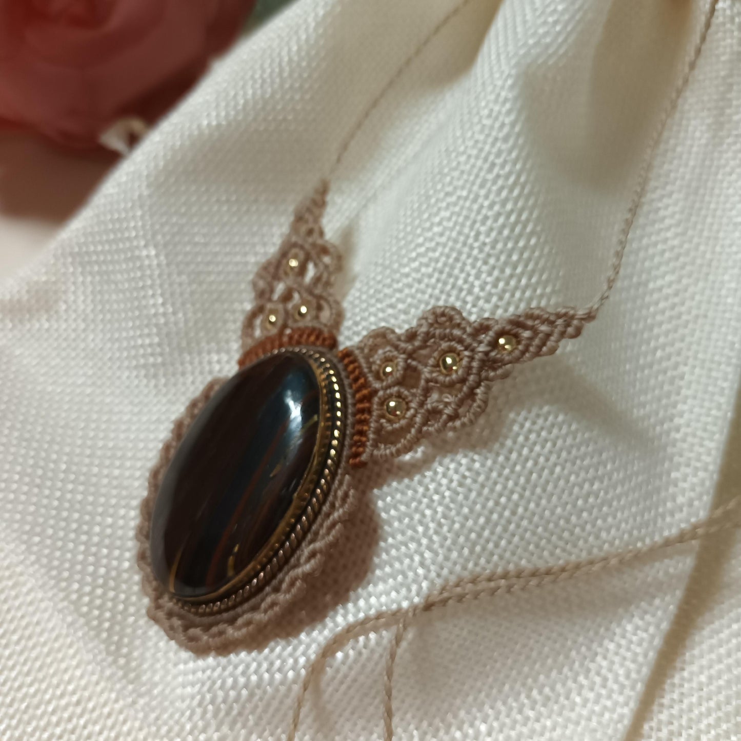 Collier œil de fer - 4,3 × 2,8 cm -  micro‑macramé - réglable