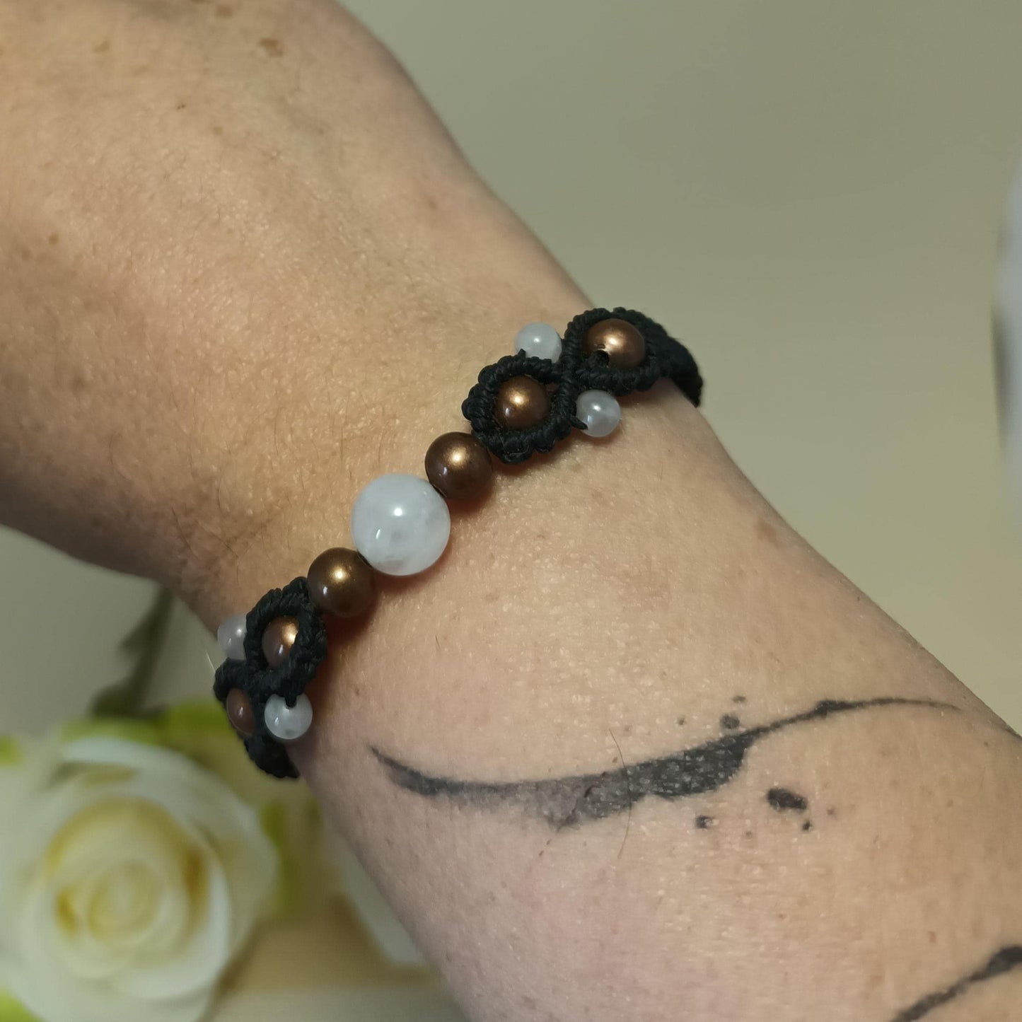 Bracelet quartz rose et laiton - micro-macramé - réglable