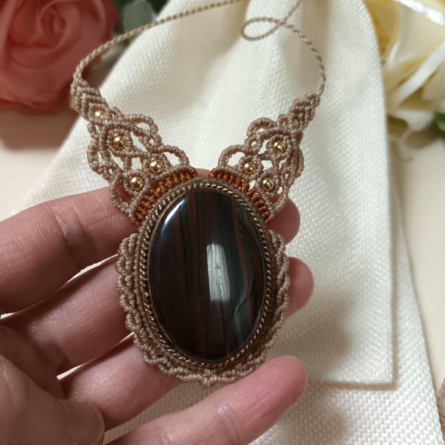 Collier œil de fer - 4,3 × 2,8 cm -  micro‑macramé - réglable