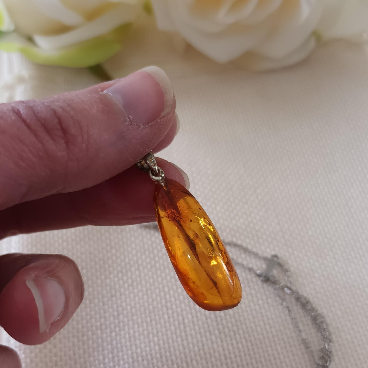 Pendentif ambre naturelle – 3 × 1,2 cm – chaîne acier inox argenté