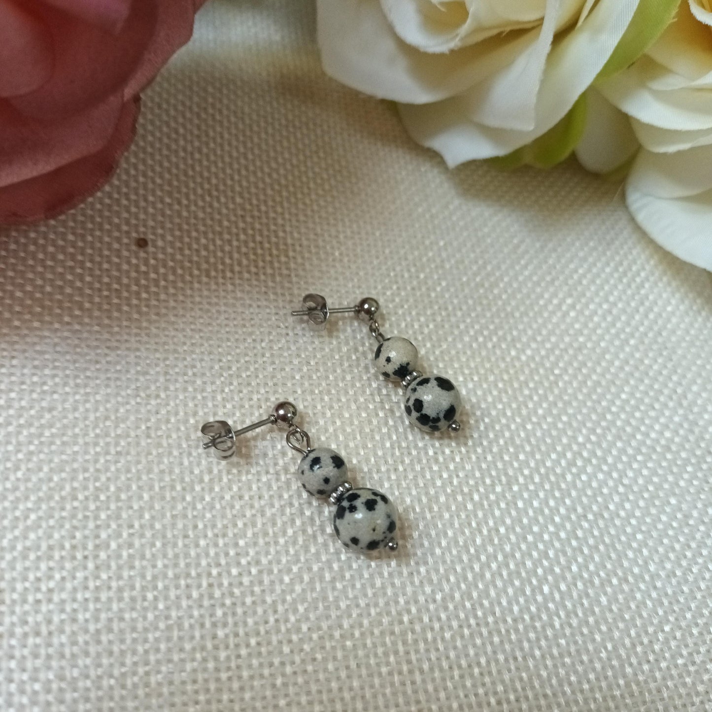 Boucles d’oreilles jaspe dalmatien – acier inox argent – 2,8 × 0,8 cm