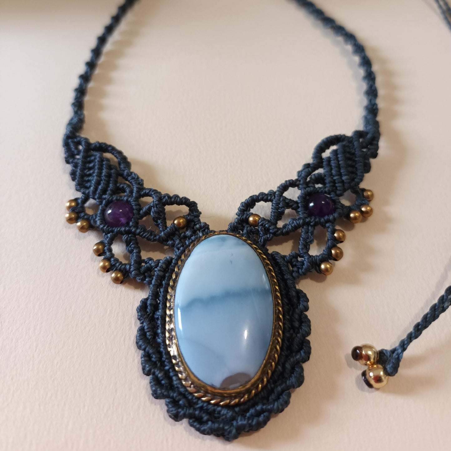 Collier micro‑macramé opale bleue et améthyste – réglable
