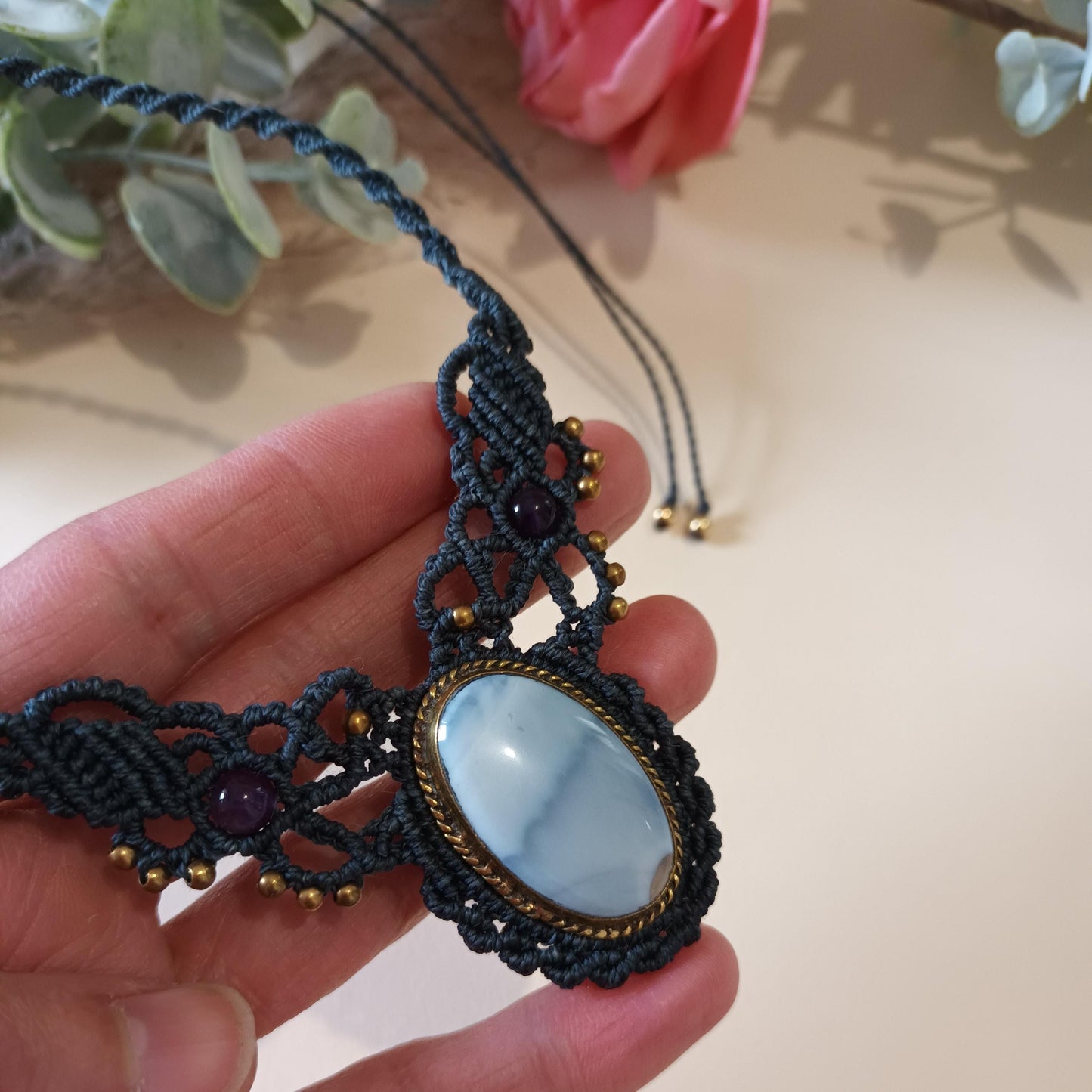 Collier micro‑macramé opale bleue et améthyste – réglable