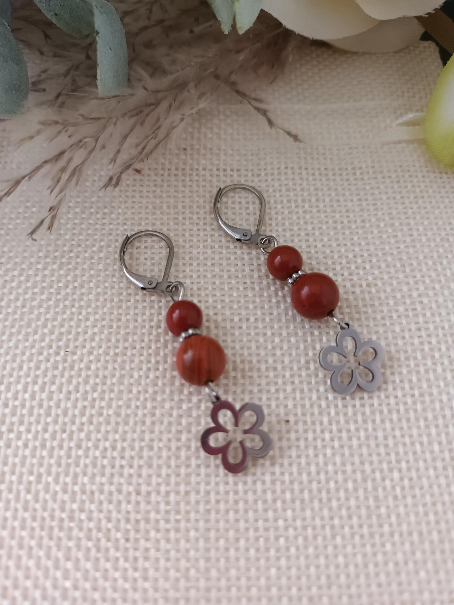 Boucles d’oreilles jaspe rouge - fleur acier inox - 4,6 × 1 cm