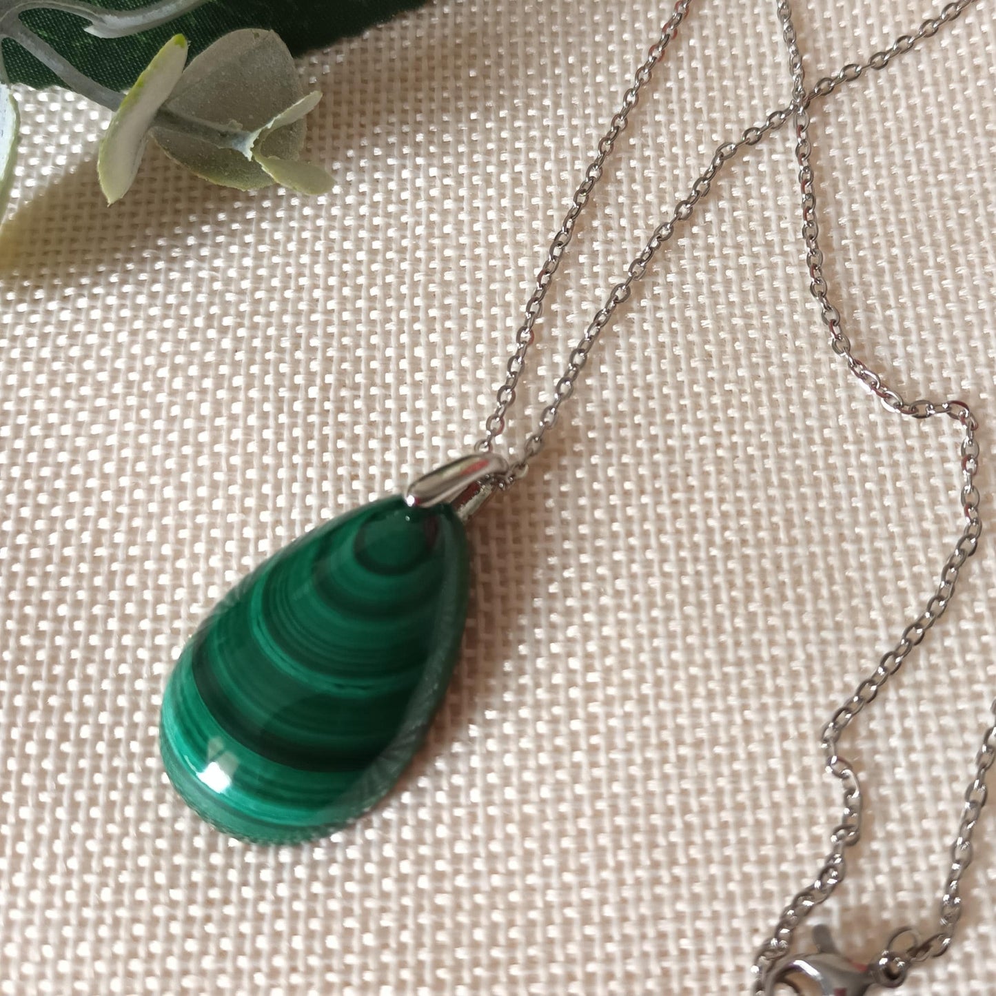 Pendentif malachite naturelle – 3 × 1,9 cm – chaîne acier inox argenté