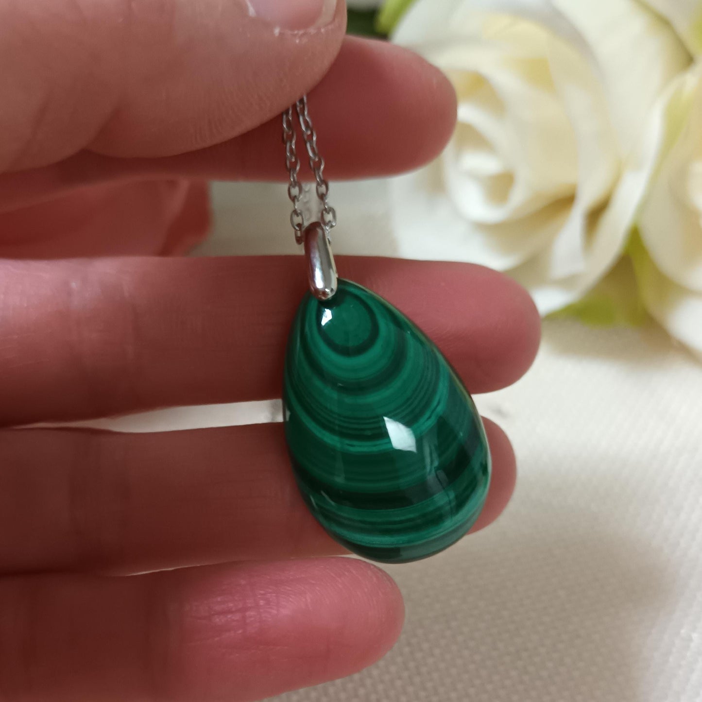 Pendentif malachite naturelle – 3 × 1,9 cm – chaîne acier inox argenté