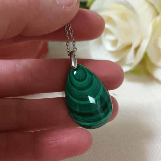 Pendentif malachite naturelle – 3 × 1,9 cm – chaîne acier inox argenté