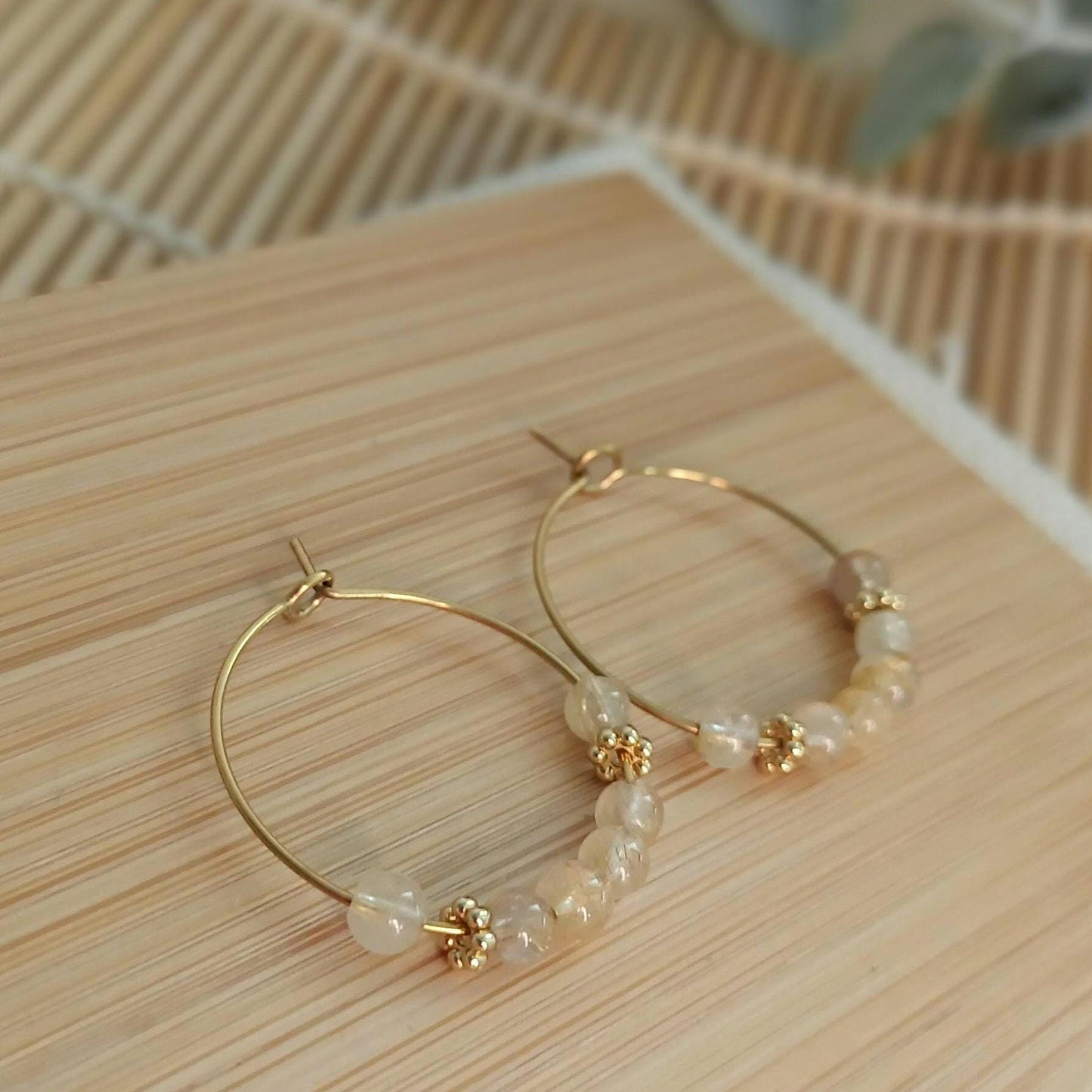 Boucles d’oreilles anneaux or – cristal de roche rutile 4 mm – acier inoxydable
