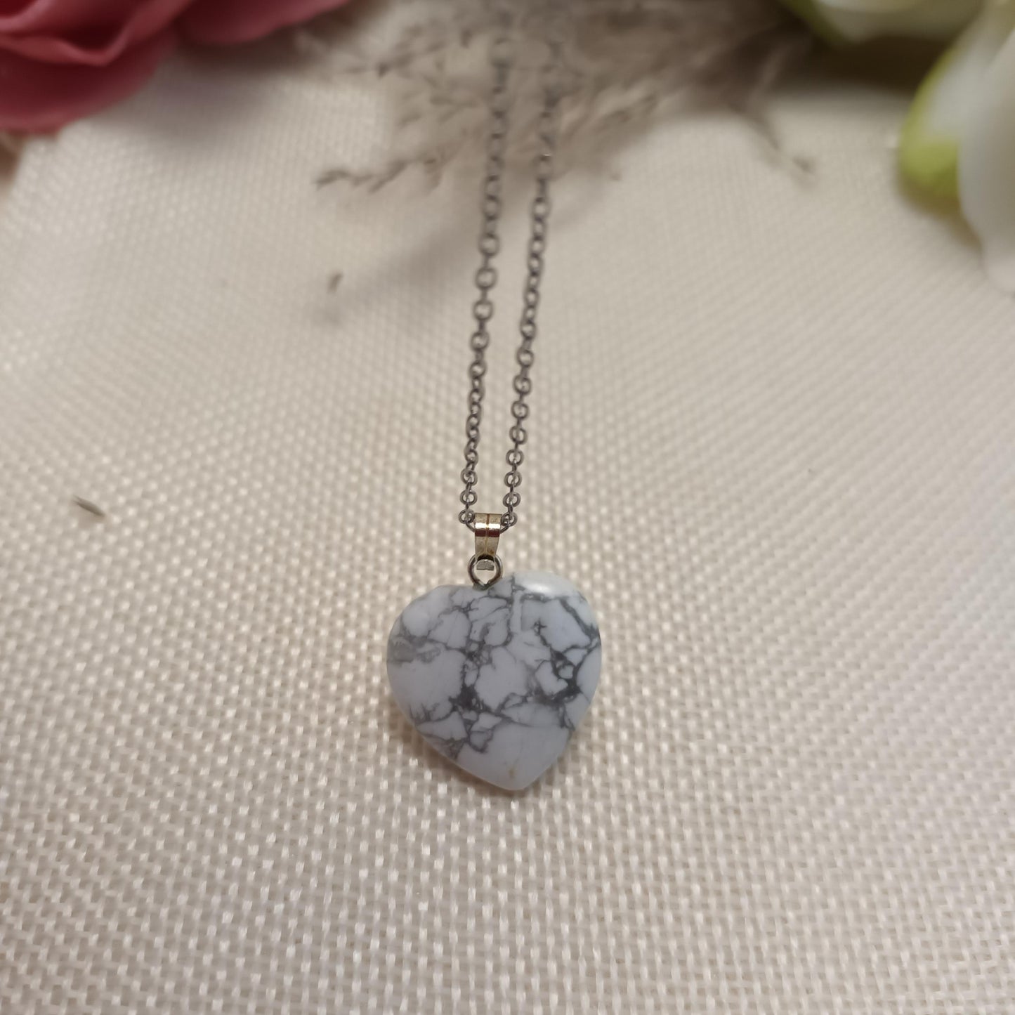Pendentif cœur howlite 2,2 × 2 cm - chaîne acier inox argent