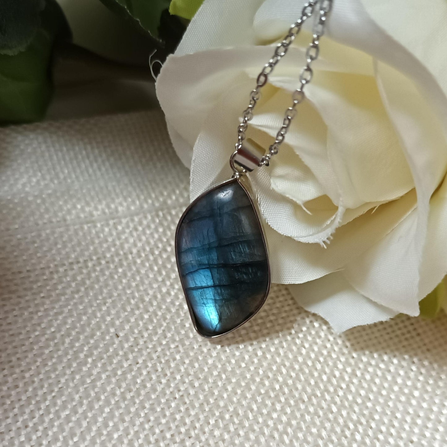 Pendentif labradorite sertie – 3 × 1,7 cm – chaîne acier inox argent