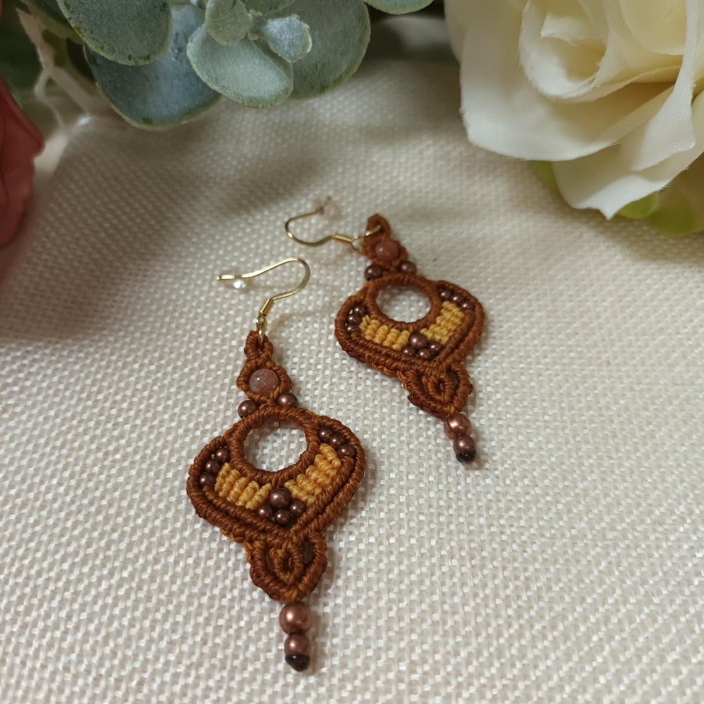 Boucles d’oreilles micro‑macramé pierre de soleil – laiton & inox argent – 6,8 × 2,5 cm