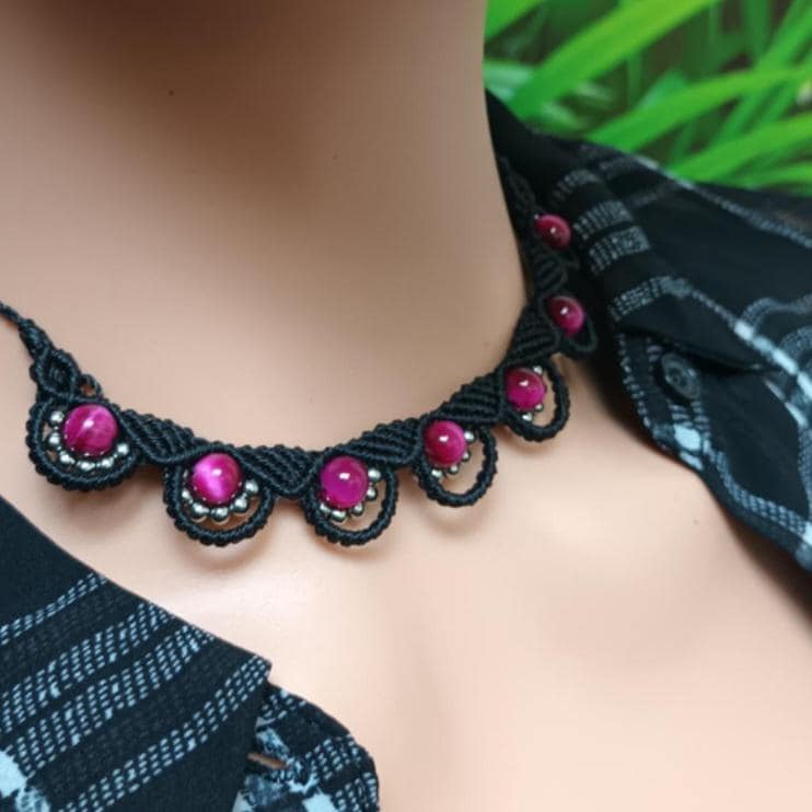 Collier œil de tigre teinté 6 mm – perles acier inox –  micro‑macramé -réglable