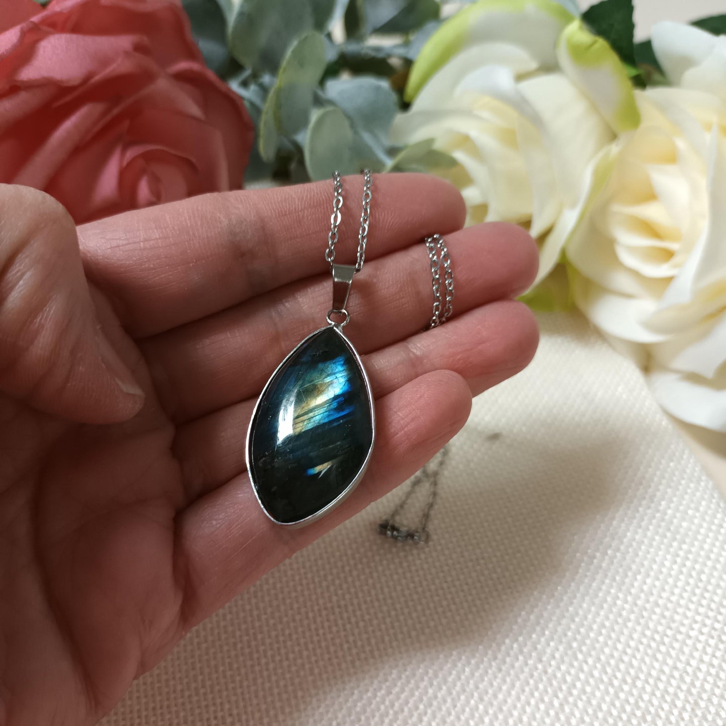 Pendentif labradorite sertie – collier acier inoxydable argenté – 3,5 × 2 cm