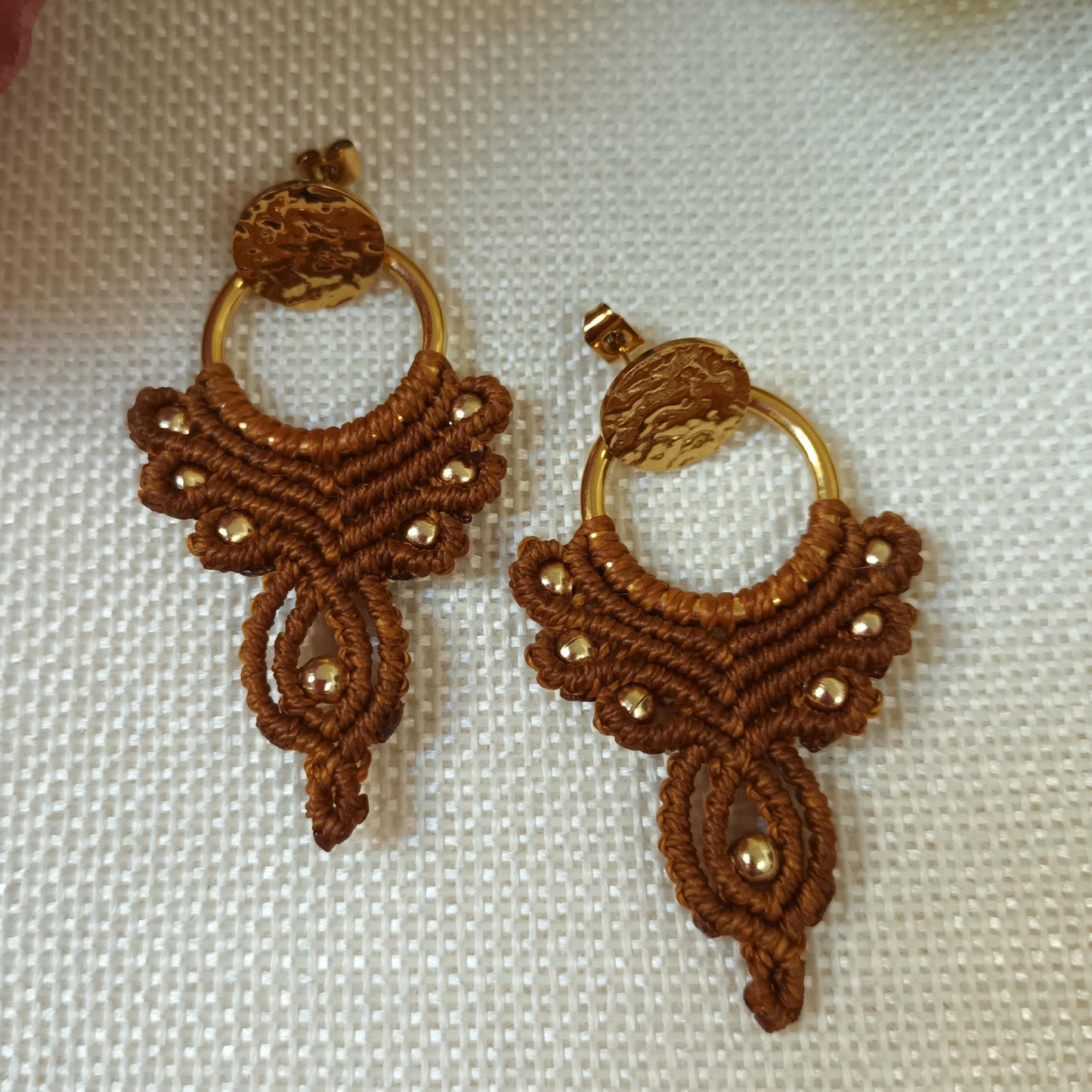 Boucles d’oreilles micro‑macramé - acier inox or - 6 × 3,2 cm