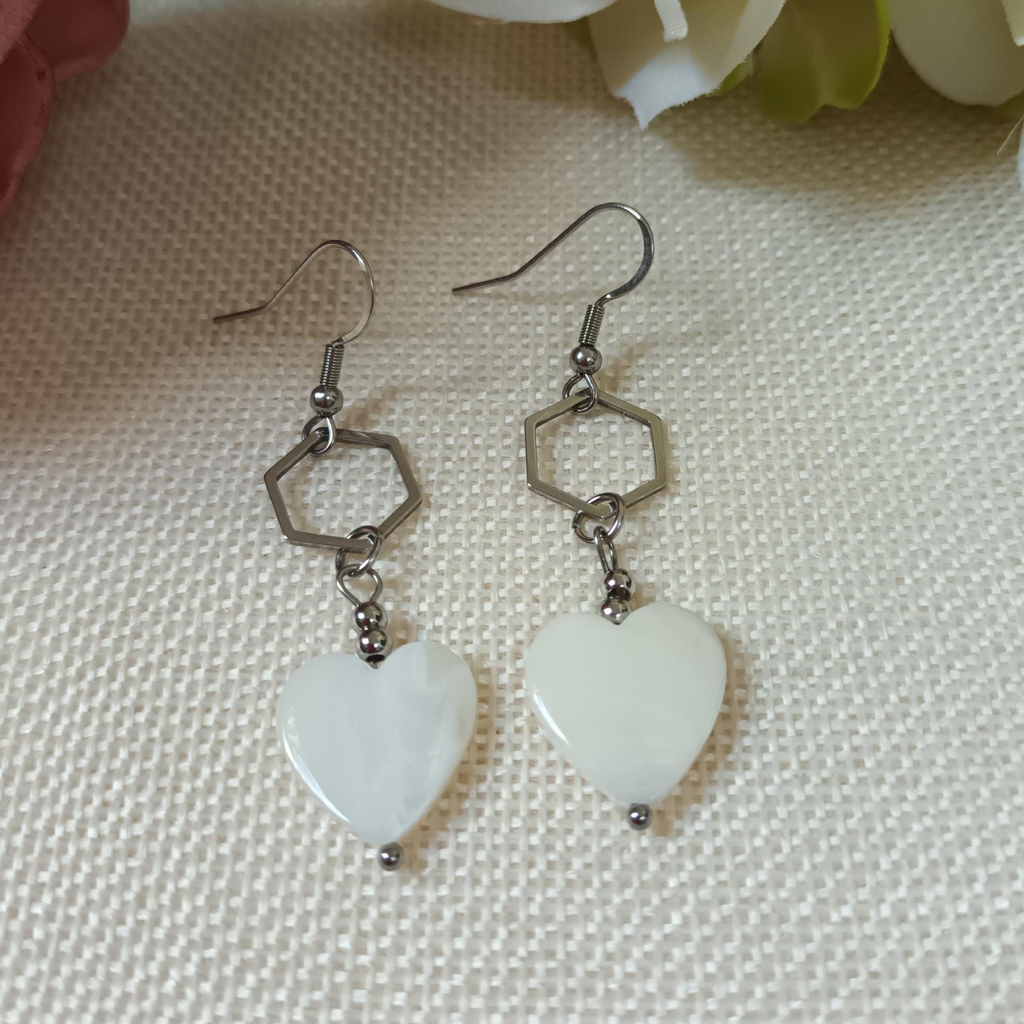 Boucles d’oreilles pendantes cœur nacre et acier inox - 5,8 × 1,5 cm