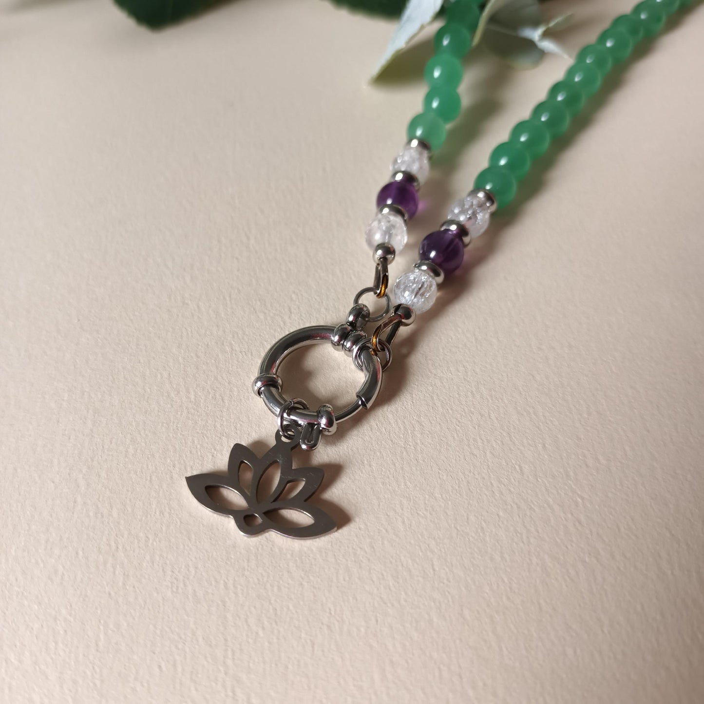 Collier aventurine verte - cristal craquelé - améthyste perles 6 mm - lotus acier inox - 43 cm