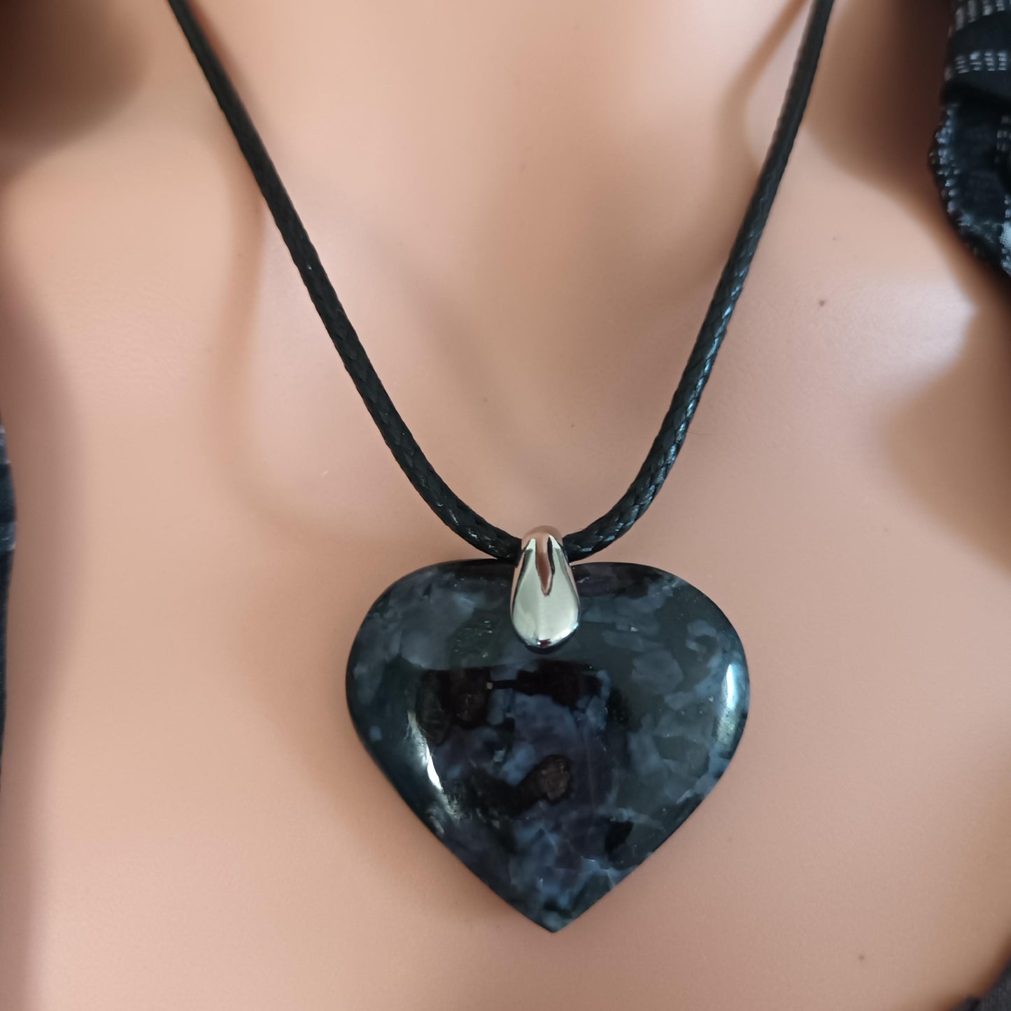 Pendentif cœur gabbro – cordon réglable
