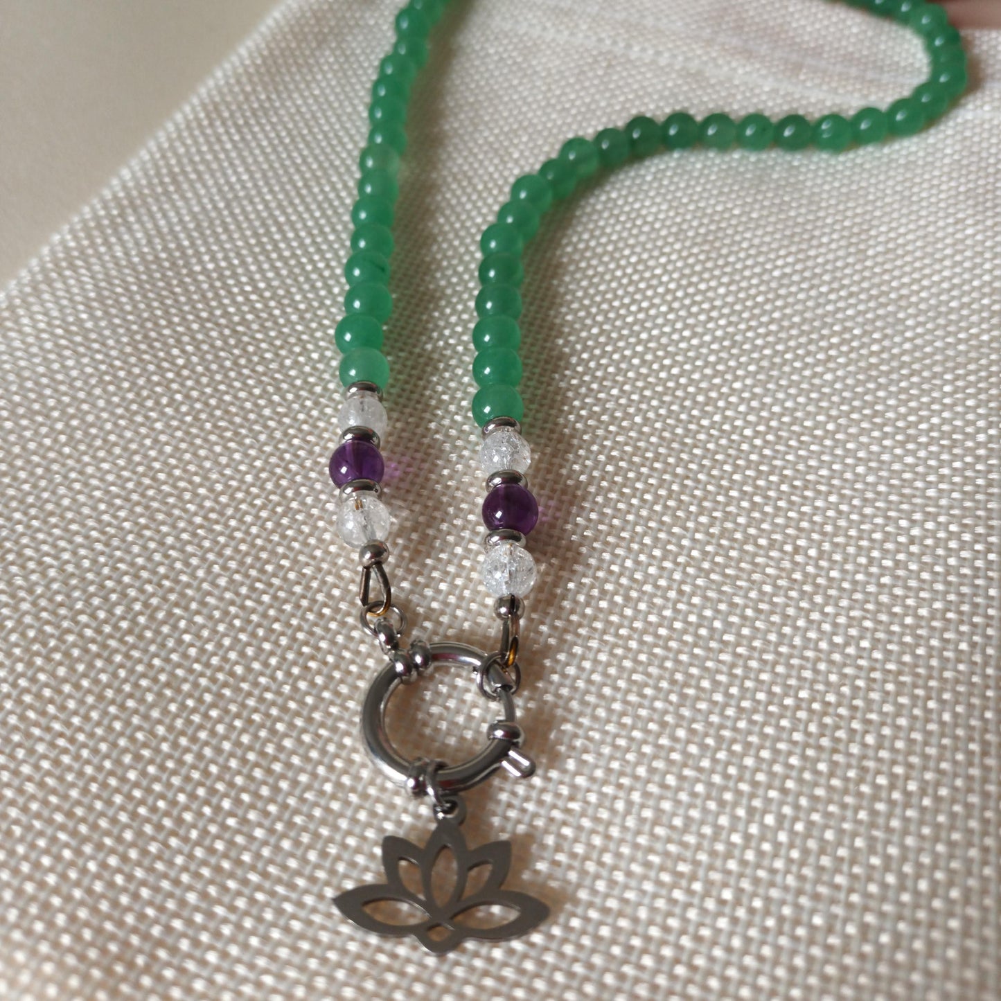 Collier aventurine verte - cristal craquelé - améthyste perles 6 mm - lotus acier inox - 43 cm