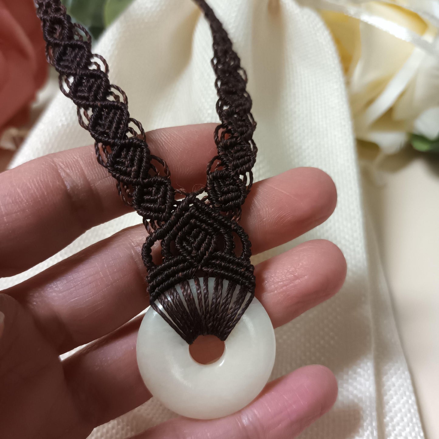 Collier donut calcite jaune 3 cm – micro‑macramé - réglable