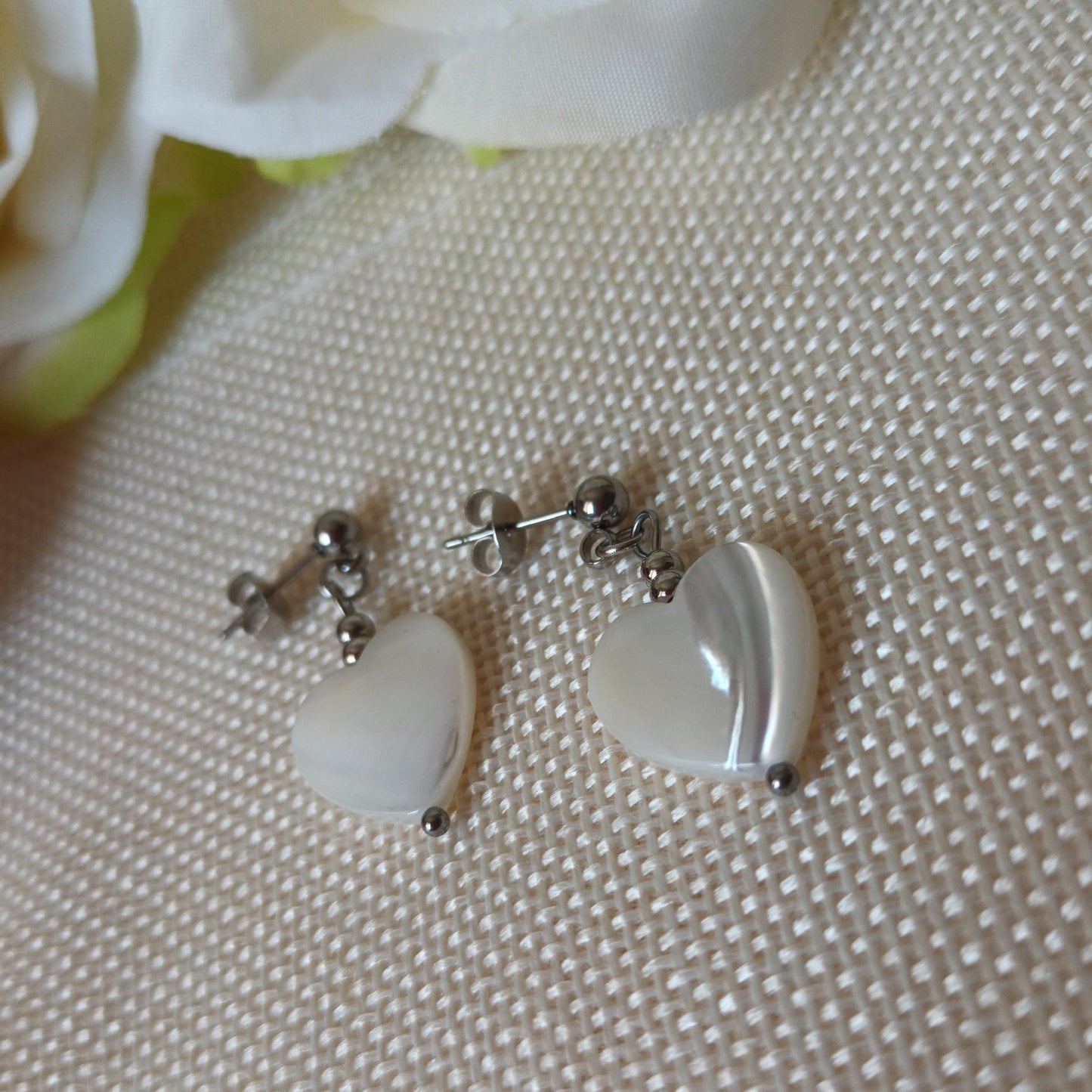 Boucles d’oreilles pendantes cœur nacre et acier inox - 3,4 × 1,5 cm