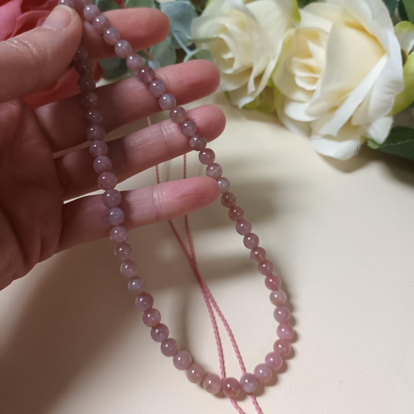 Collier quartz rose Madagascar – perles 6 mm – lien macramé réglable